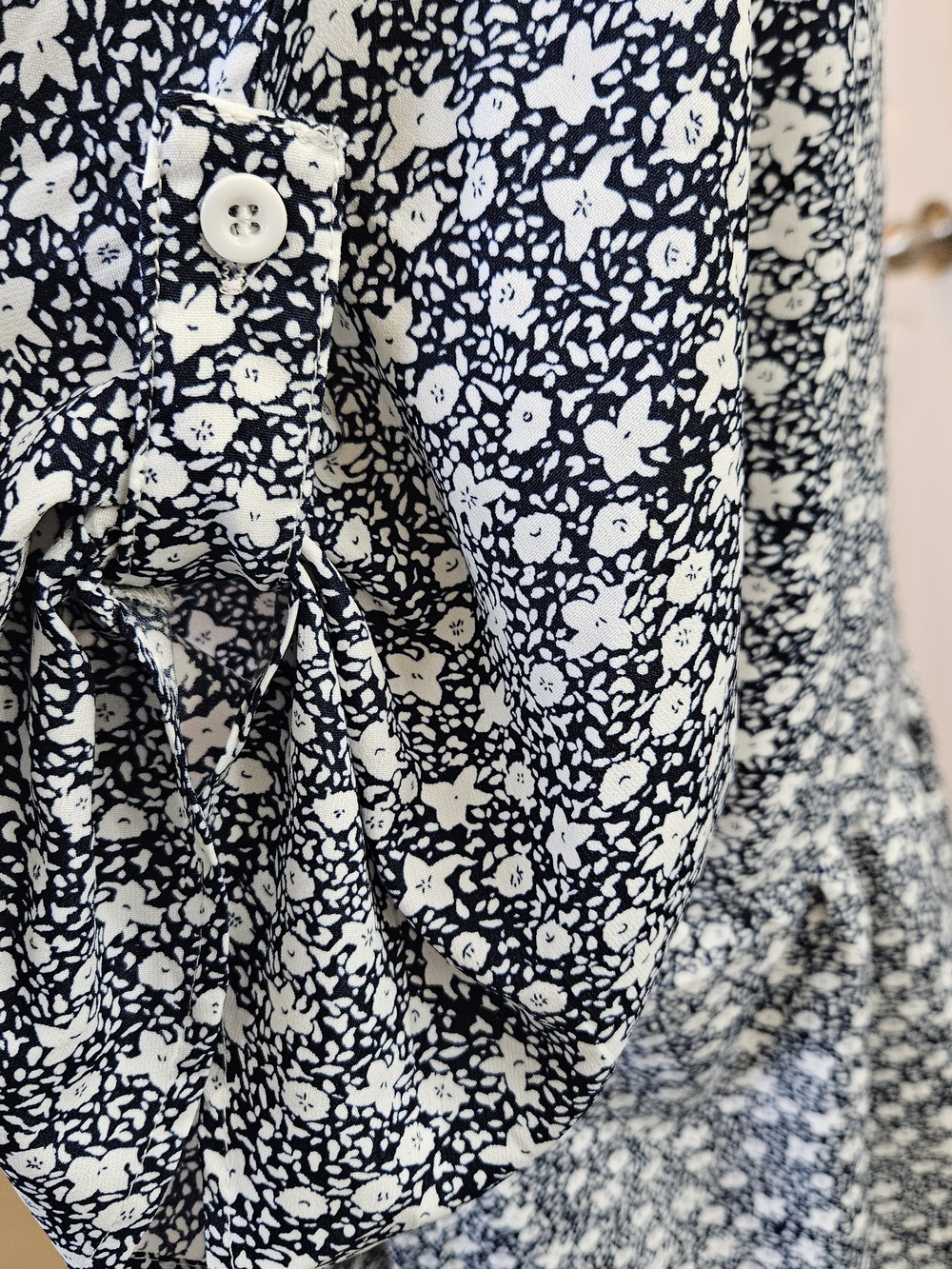 Emery Rose Navy Floral Babydoll Blouse – Size Small - Picture 6 of 10